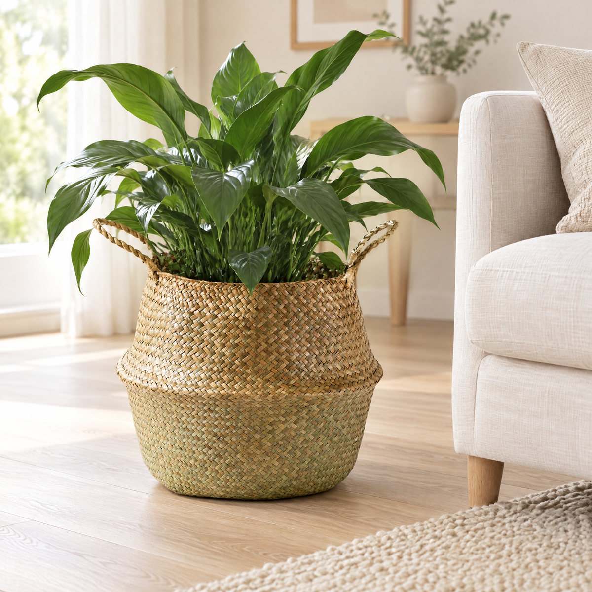 Seagrass Basket Eugénia holding a houseplant in a calm Scandinavian living room