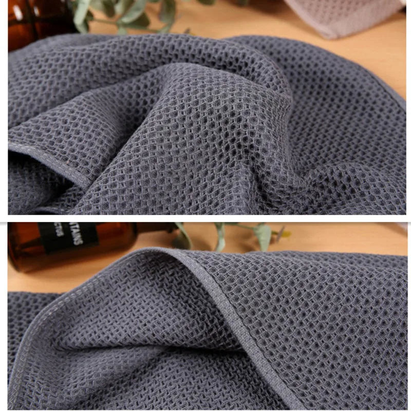 Close-up of the honeycomb waffle weave of Bath Towel Júlia in charcoal