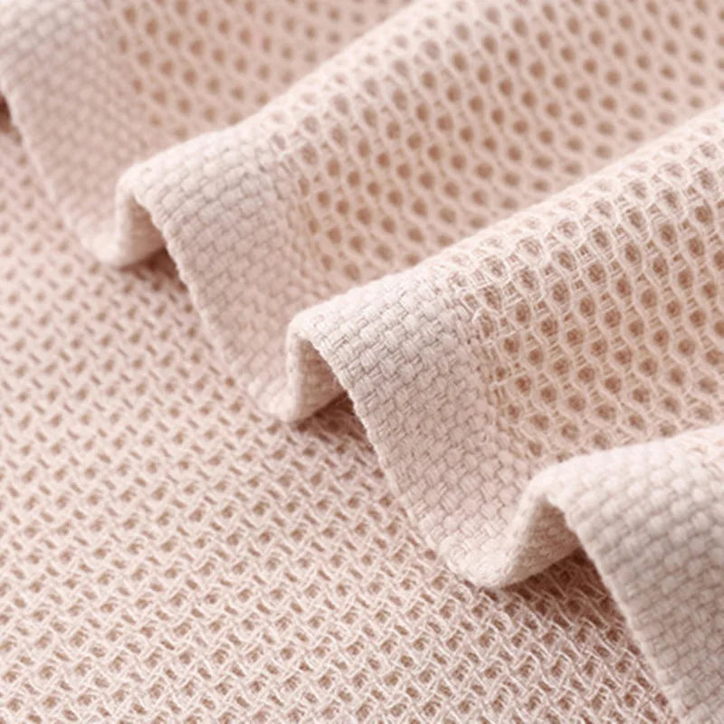 Close-up of the honeycomb waffle weave of Bath Towel Júlia in beige