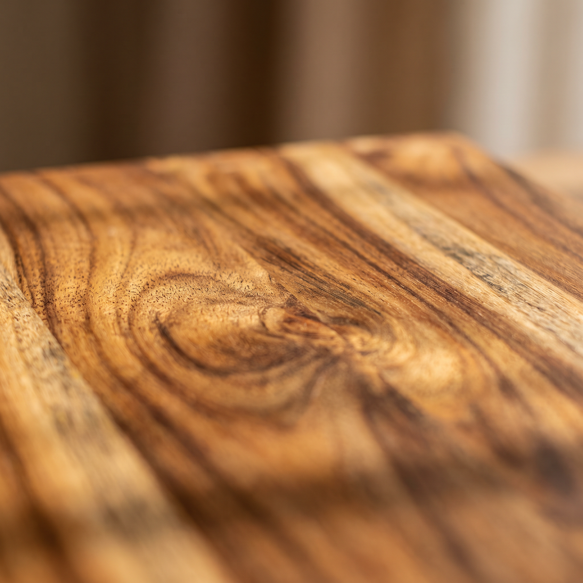 Close-up of the natural acacia wood grain on Cutting Board Leo